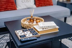 Posezení v ubytování 3 Bedrooms Luxury Apartment with Free Street Parking and Fast WiFi