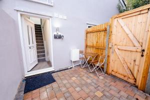 Fotografie z fotogalerie ubytování 3 Bedrooms Luxury Apartment with Free Street Parking and Fast WiFi v destinaci Cardiff