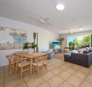 5 "Sempre" 28-34 Duke St Sunshine Beach في صن شاين بيتش: غرفة معيشة بها طاولة وأريكة