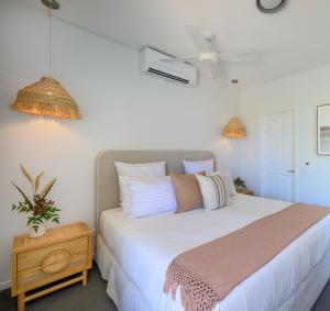 5 "Sempre" 28-34 Duke St Sunshine Beach في صن شاين بيتش: غرفة نوم بسرير مع شراشف بيضاء وسقف +13 صورة