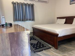 Ένα ή περισσότερα κρεβάτια σε δωμάτιο στο Lakshmi Brindavanam Resorts Malluru