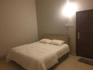 Postel nebo postele na pokoji v ubytování Al Buraq Economic Apartments