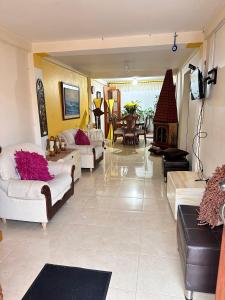 Habitación Privada في كويمبايا: غرفة معيشة كبيرة مع أرائك ومدفأة