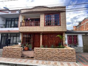 Habitación Privada في كويمبايا: منزل من الطوب مع شرفة