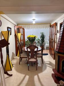 Habitación Privada في كويمبايا: غرفة طعام مع طاولة وكراسي