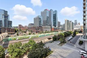 een uitzicht op een stad met een trein op het spoor bij Bright 2BR Condo with by the Waterfront in Toronto