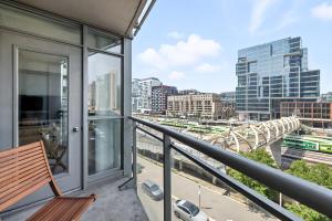 een balkon met een bank en uitzicht op de stad bij Bright 2BR Condo with by the Waterfront in Toronto +22 foto's