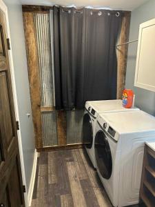 Φωτογραφία από το άλμπουμ του The Rustic Railroad Studio 