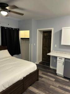 Ένα ή περισσότερα κρεβάτια σε δωμάτιο στο The Rustic Railroad Studio