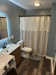 Ένα μπάνιο στο The Rustic Railroad Studio