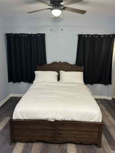 Ένα ή περισσότερα κρεβάτια σε δωμάτιο στο The Rustic Railroad Studio +1 φωτογραφίες