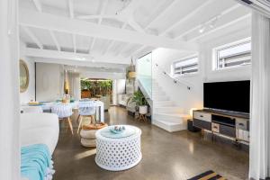 Et tv og/eller underholdning på 2-12 Hill Street Sunshine Beach