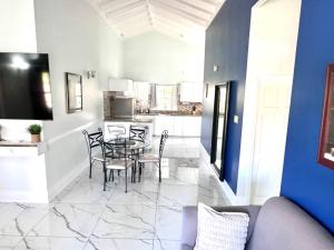 O bucătărie sau chicinetă la Villa Oasis Drax Hall