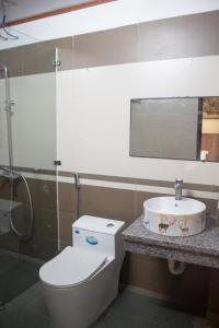 un bagno con un water e un lavandino di Tam Coc Michoc Homestay a Ninh Binh Altre 44 foto