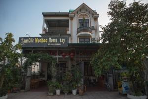 un edificio con un cartello che recita "taroc indoor house fly" di Tam Coc Michoc Homestay a Ninh Binh