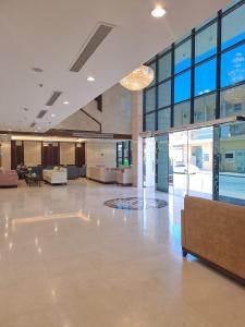 an empty lobby with a large open space with furniture at رتاج إن in Al Khansāk