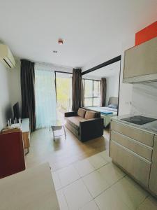 En eller flere senge i et værelse på 38Nice room phuket town near Shopping Malls and Naka night market