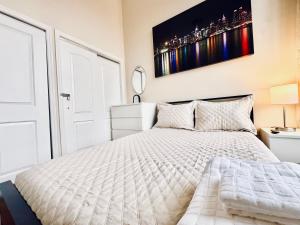 Фотография из галереи Modern Luxury Executive Room with NYC Fast Access в городе Патерсон