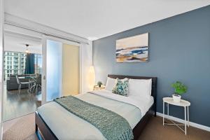 een slaapkamer met een bed en een woonkamer bij Spacious 3BR Condo with Patio & Free Parking in Toronto