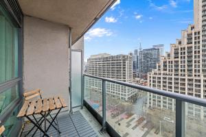 een balkon met een bank en uitzicht op de stad bij Spacious 3BR Condo with Patio & Free Parking in Toronto