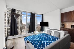 een slaapkamer met een bed en een groot raam bij Spacious 3BR Condo with Patio & Free Parking in Toronto
