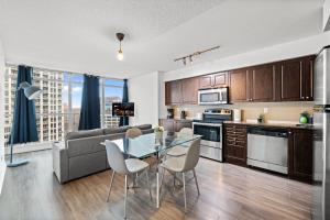 een keuken en woonkamer met een tafel en stoelen bij Spacious 3BR Condo with Patio & Free Parking in Toronto +30 foto's