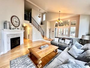 Χώρος καθιστικού στο Chef's Kitchen Pool Bright, Spacious 4 Bed