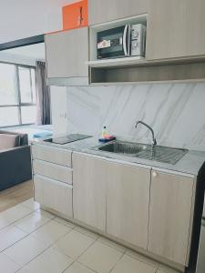 Η κουζίνα ή μικρή κουζίνα στο 47near Shopping Malls and Naka night market