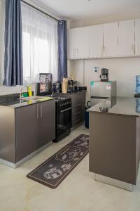 Η κουζίνα ή μικρή κουζίνα στο Cozy 1 bedroom with a pool