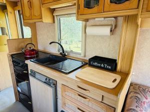 芒奥努伊Dome on Leccino的一个带水槽和炉灶的厨房,位于大篷车内 更多5张照片