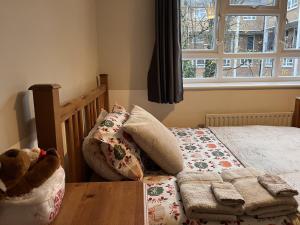 Postel nebo postele na pokoji v ubytování Cozy 4-Bed House in Wimbledon