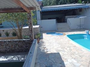 un cortile con piscina e una casa di Chacara HMB a San Paolo