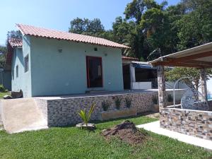 una piccola casa bianca con un muro di mattoni di Chacara HMB a San Paolo