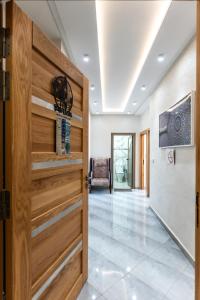 イムスワンにあるjaws wave imsouaneの椅子のある廊下の木製のドア