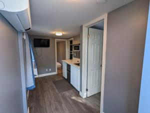 Kuchyň nebo kuchyňský kout v ubytování Modern Tiny Wood Cottage #2