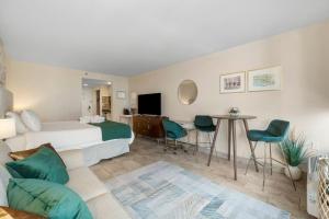 Televisyen dan/atau pusat hiburan di Sandestin Bayfront Studio with balcony and breathtaking views