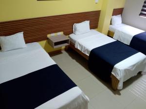 Giường trong phòng chung tại Hotel Lanus
