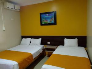 Giường trong phòng chung tại Hotel Lanus