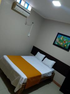 un dormitorio con una cama en una habitación en Hotel Lanus, en Portoviejo