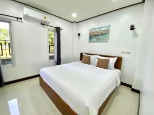 365 Place Maikhao في Ban Mai Salae: غرفة نوم بها سرير أبيض كبير +12 صورة