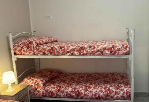 Ένα ή περισσότερα κρεβάτια σε δωμάτιο στο Apartments in Bibione 45652 +3 φωτογραφίες