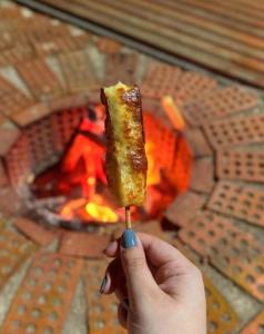 una persona sosteniendo un pedazo de comida en un tenedor en Cabana dos Coqueiros Para-tí, en Taquara