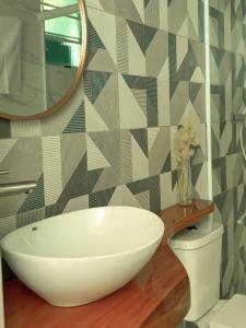 Un baño con un lavabo blanco y un espejo. en Cabana dos Coqueiros Para-tí, en Taquara 14 fotos más