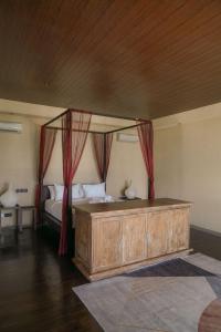 ウルワツにあるVilla Anugrahの天蓋付きベッドのある寝室