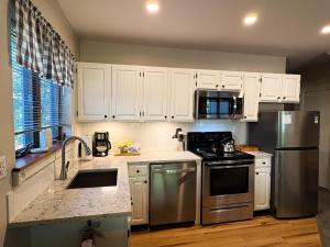 Η κουζίνα ή μικρή κουζίνα στο COZY ATTITASH GETAWAY - Walk to lifts, Pool, Hot tub, Game room, Storyland