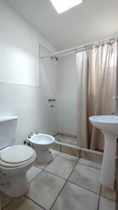 メルロにあるEL REFUGIO DE MERLO, alquiler temporarioのトイレと洗面台を備えた白いバスルーム