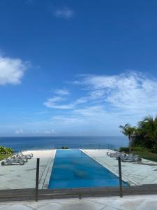 ウルワツにあるVilla Anugrahの海を背景にしたプール