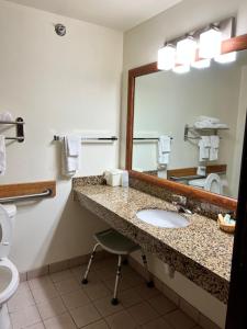 Ένα μπάνιο στο Serena Inn & Suites +14 φωτογραφίες