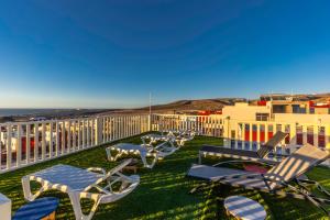 イムスワンにあるjaws wave imsouaneのバルコニー(椅子とテーブル付)