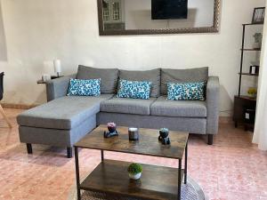 Casa Montejo a 5 min del Centro Histórico, 8 personas في ميريدا: غرفة معيشة مع أريكة وطاولة